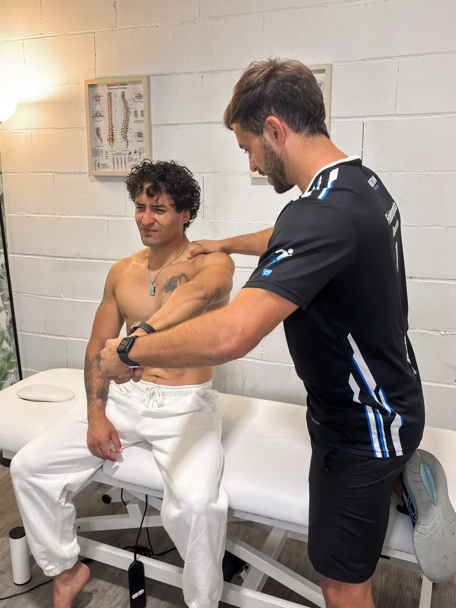 Prueba de la articulación acromioclavicular: aducción horizontal del brazo con palpación del hombro