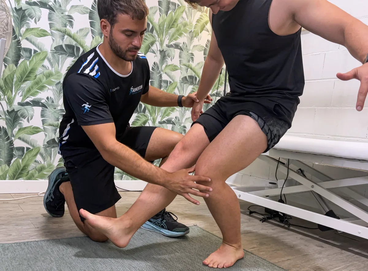 Trabajo de control de rodilla en sentadilla a una pierna en la fase avanzada de rehabilitación de LCA