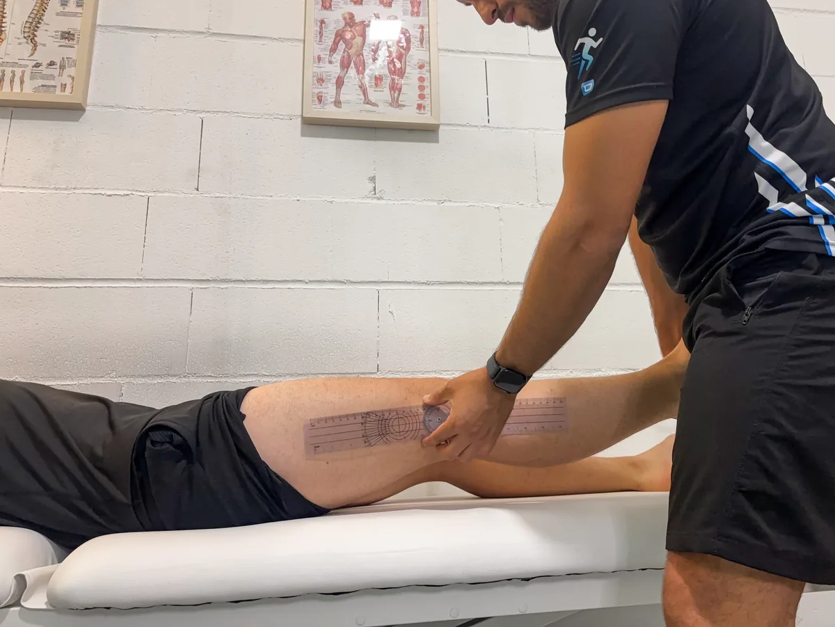 Medición de la movilidad de la rodilla con goniómetro tras una cirugía de ligamento cruzado