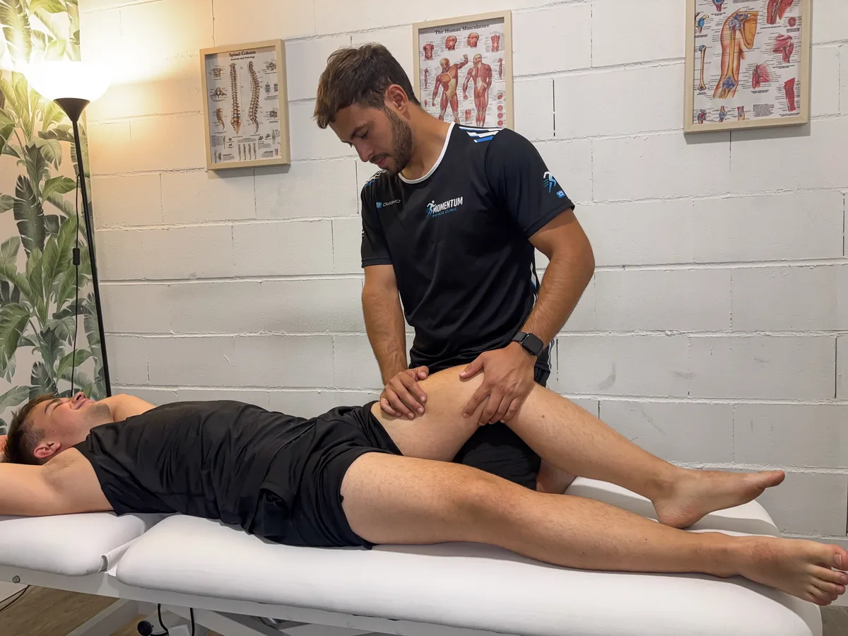 Fisioterapeuta trabajando la rodilla de un paciente en rehabilitación del ligamento cruzado anterior en Colmenar Viejo