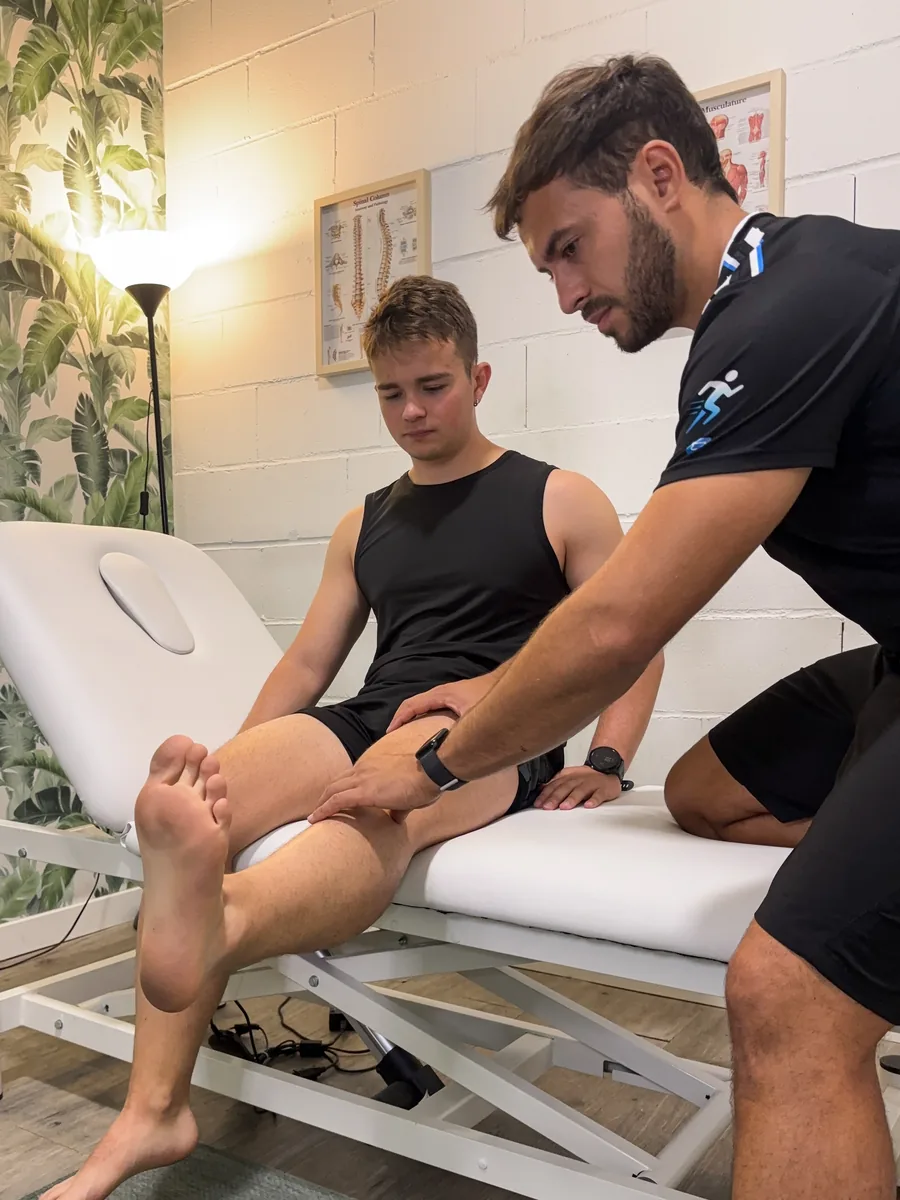 Valoración de la rodilla en camilla por el fisioterapeuta durante la rehabilitación de LCA