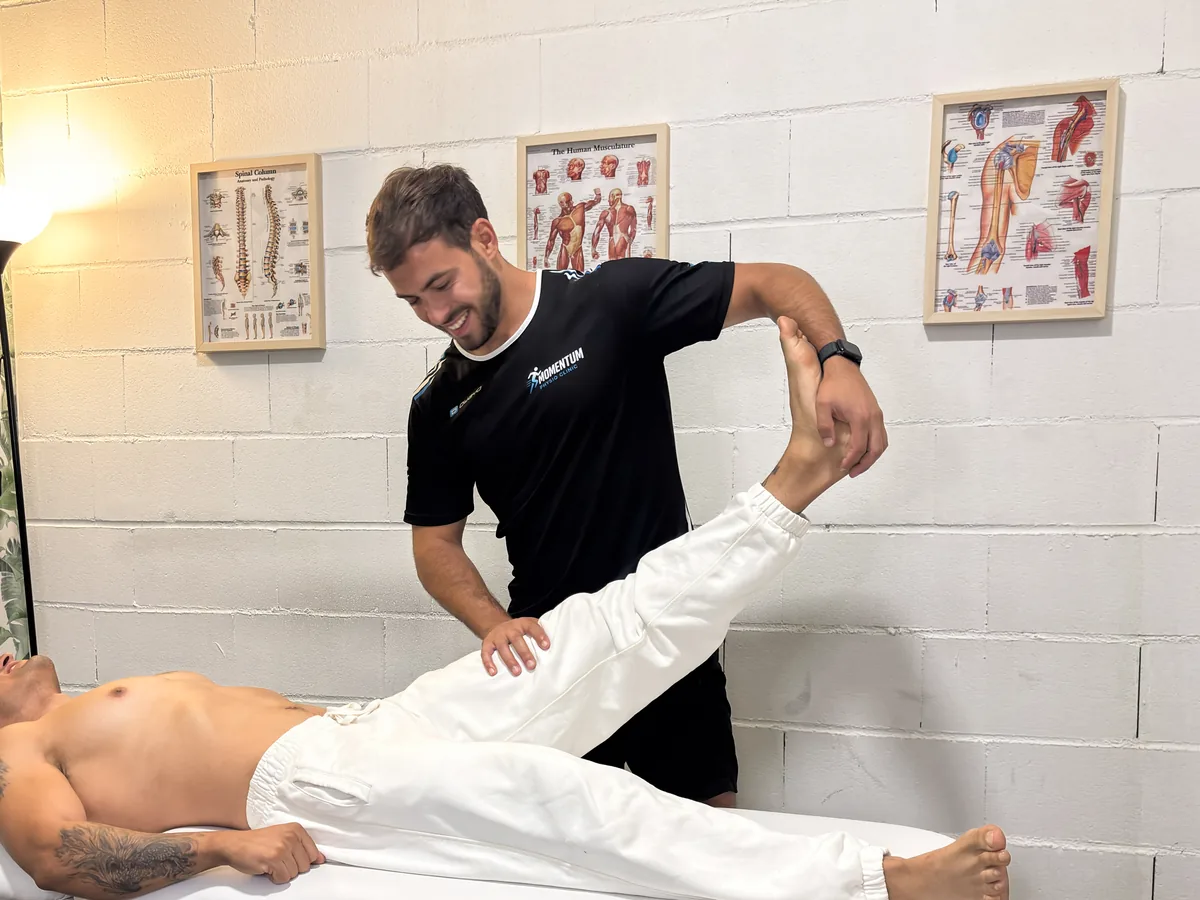 Prueba de Lasègue: el fisioterapeuta eleva la pierna estirada del paciente tumbado boca arriba