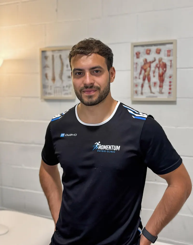 Alex, fisioterapeuta deportivo de Momentum, en su consulta de Colmenar Viejo