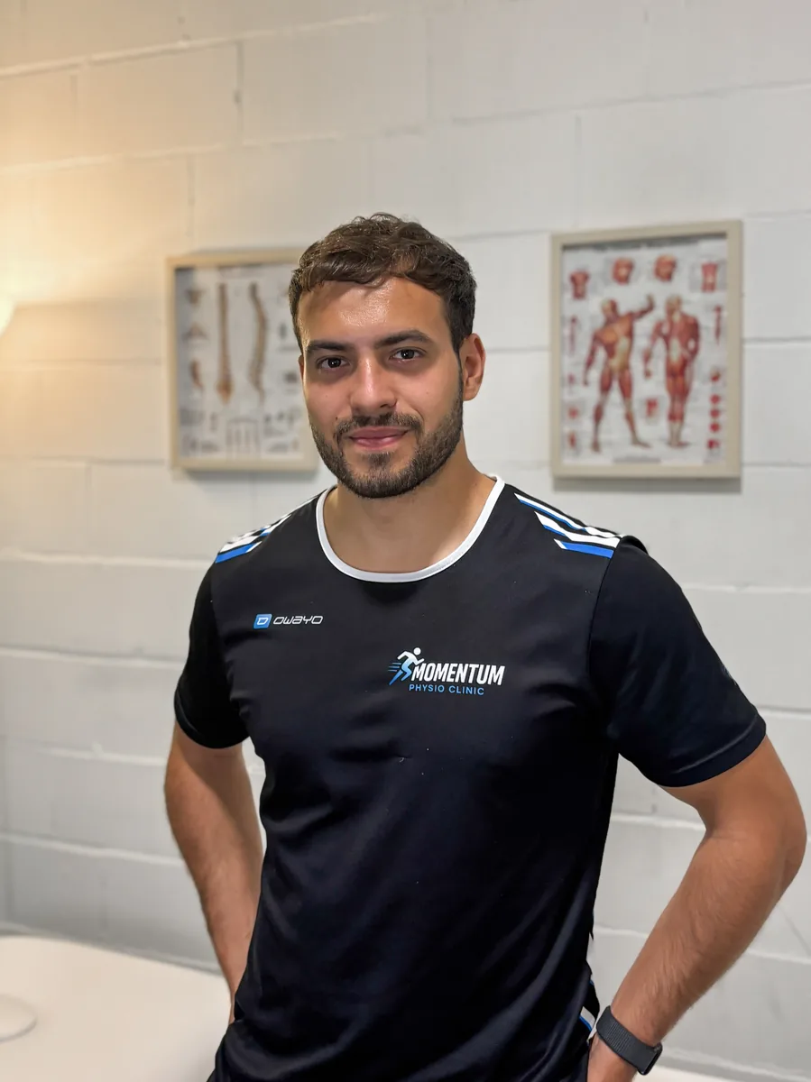 Retrato de Alex, fisioterapeuta deportivo y entrenador en la clínica Momentum