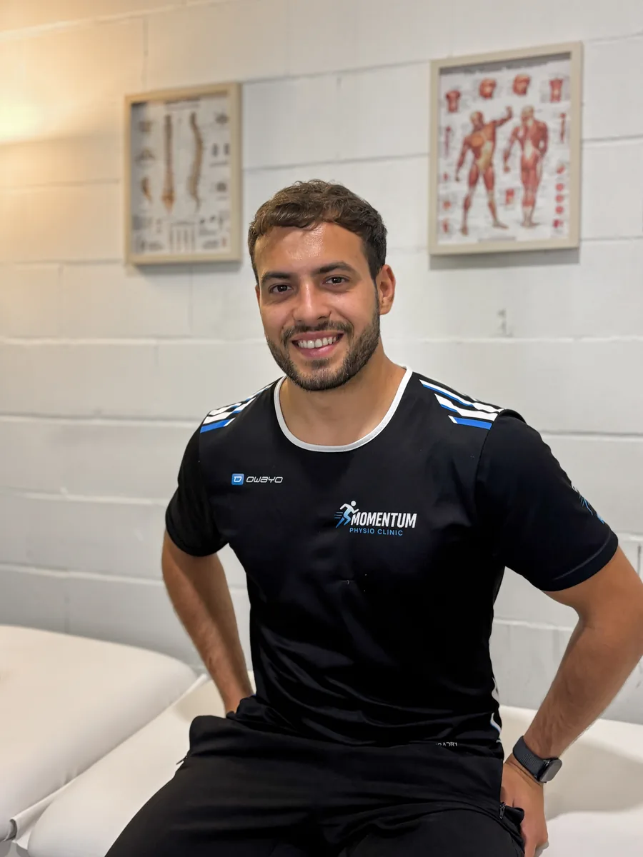 Alex, fisioterapeuta deportivo de Momentum, en su consulta de Colmenar Viejo