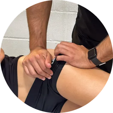 Fisioterapeuta aplicando terapia manual en la cadera de una paciente